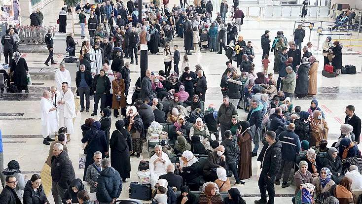 Umre kafilesini yüzlerce kişi uğurladı