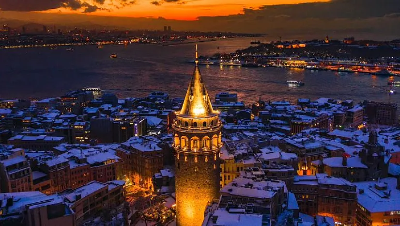 Galata Kulesi'nde kış masalı