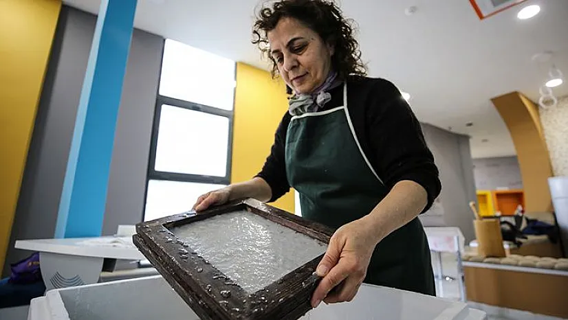 Keneviri geleneksel yöntemlerle kağıda dönüştürüyor