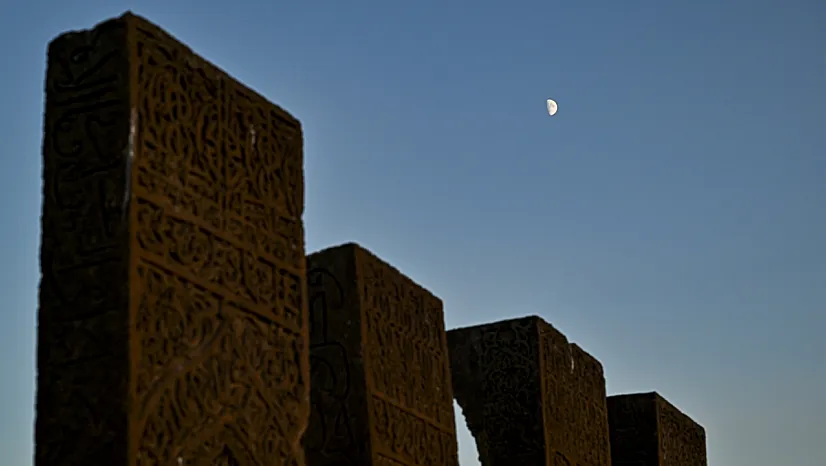 Selçuklu Meydan Mezarlığı zamana meydan okuyor