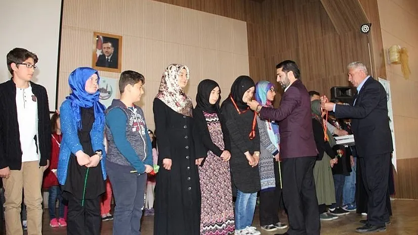 Siyer-i Nebi yarışmasında dereceye giren öğrenciler altın ile ödüllendirildi