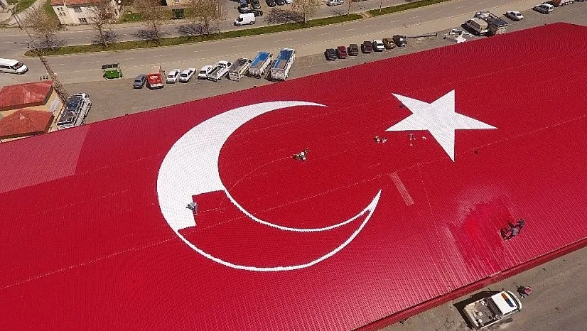 Afşin Belediyesi'nden dev Türk bayrağı