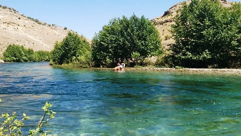 Nehirde mahsur kalan anne ve oğlunu itfaiye kurtardı