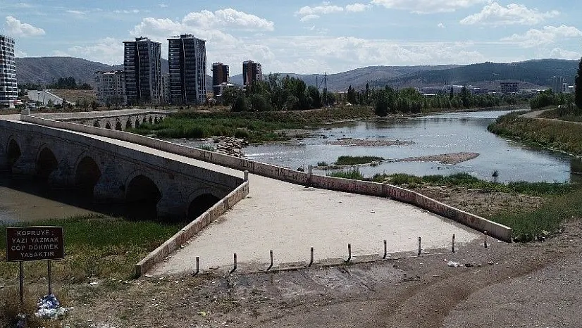 Tarihi köprüdeki aşk sözleri muhtarı isyan ettirdi