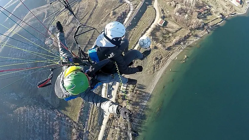 350 metre yükseklikte top sektirdi