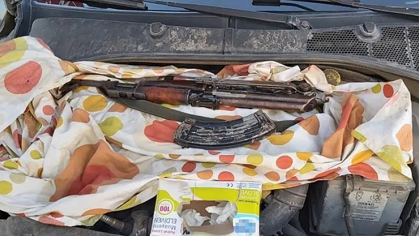 Aracın ön kaputunda uzun namlulu silah bulundu