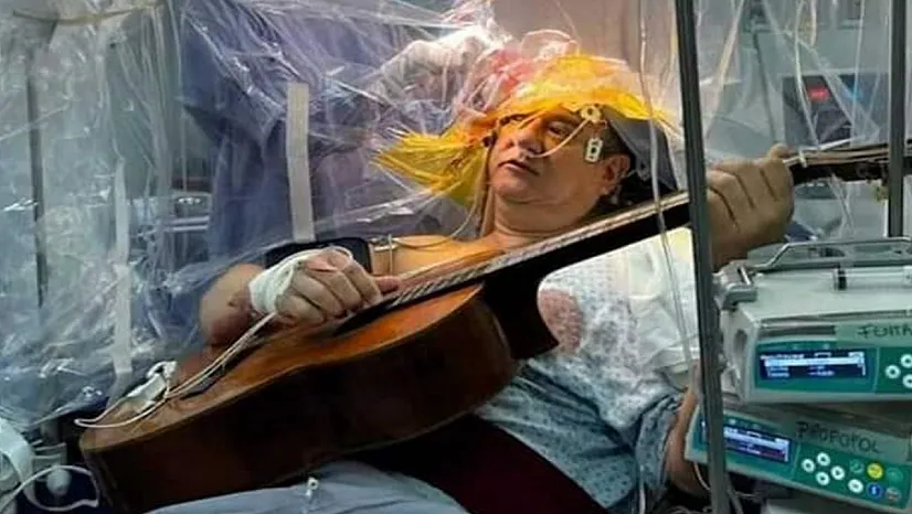Beyin ameliyatı olurken 4 saat boyunca gitar çaldı