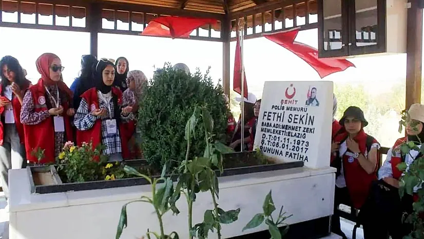 Damla Gönüllülerinden Fethi Sekin'in kabrine ziyaret