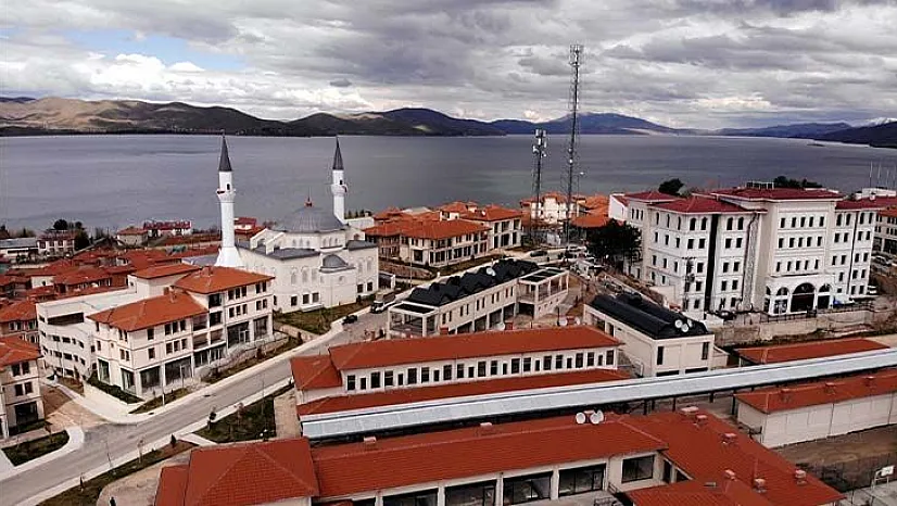 Depremzedeler göl manzaralı konutlarına yerleşiyor