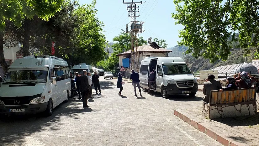 Depremzedeler oy kullanmak için memleketleri Malatya'ya gitti