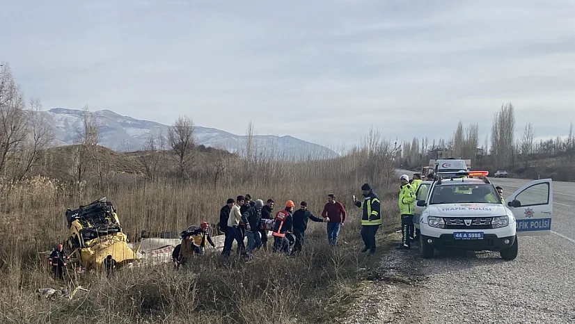 Devrilen tırda sıkışan sürücü ağır yaralandı