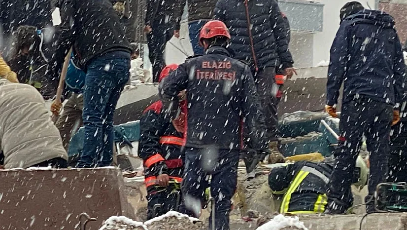 Elazığ Belediyesi itfaiye ekipleri deprem bölgesinde