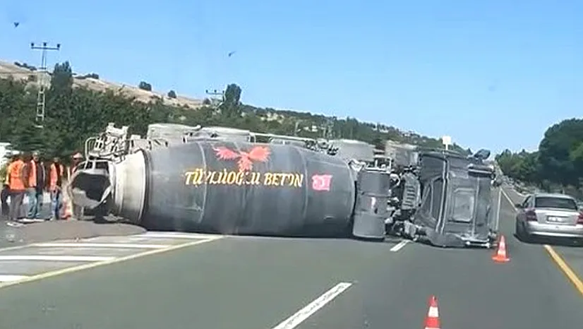 Elazığ'da beton mikseri yan yattı