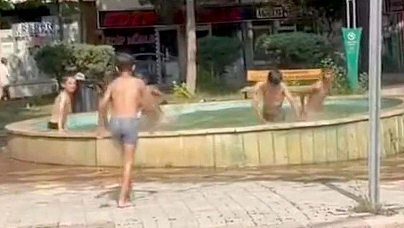 Elazığ'da çocukların süs havuzu keyfi