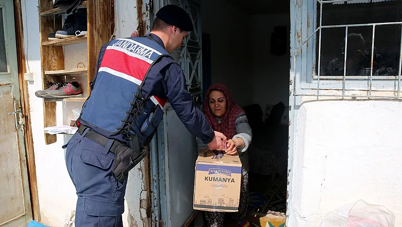 Elazığ'da ekipler, depremzedelerin yaralarını sarıyor