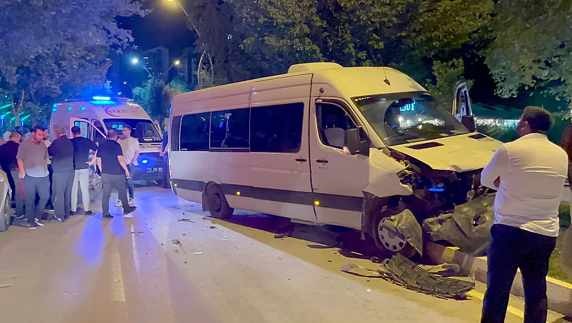 Elazığ'da minibüs park halindeki araçlara çarptı