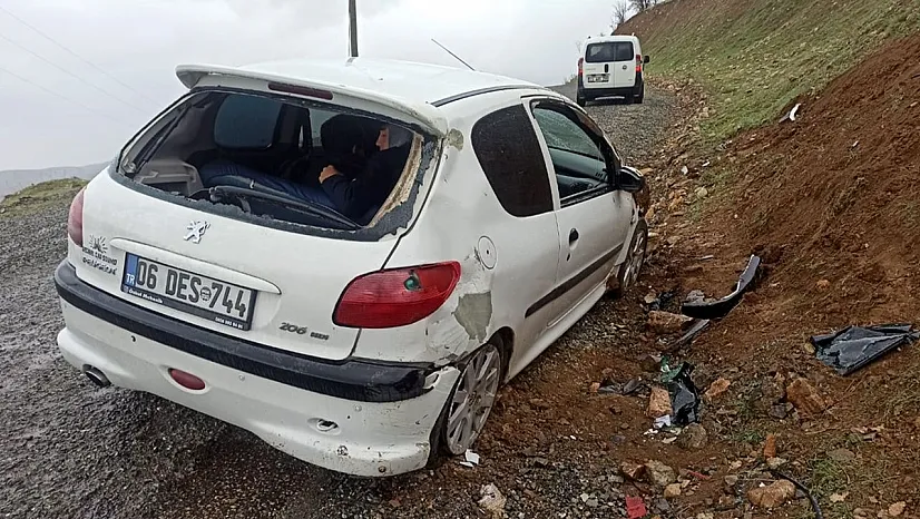 Elazığ'da otomobil devrildi!