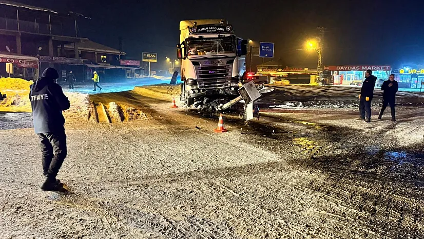 Elazığ'da tır refüje çıktı