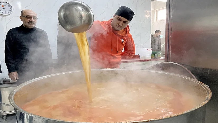 Elazığ MEM'de depremzedeler için ekmek ve çorba pişiyor