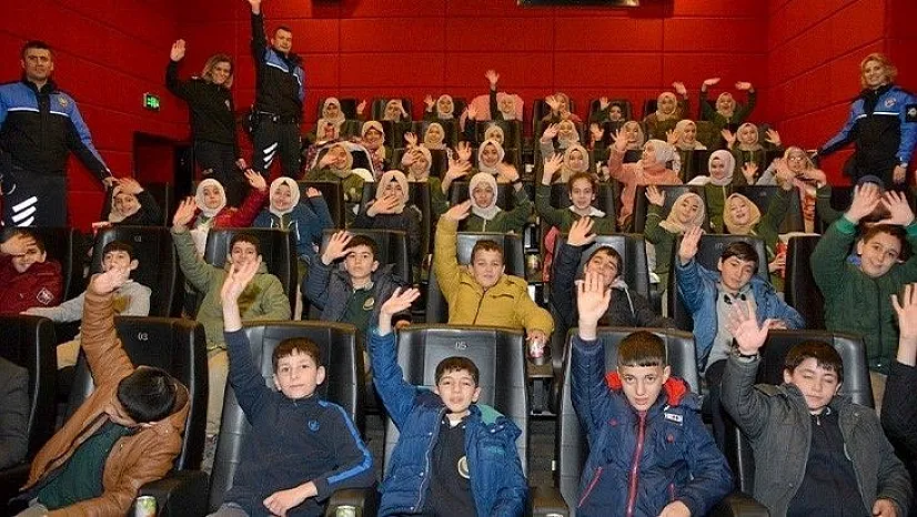 Elazığ polisi, depremzede çocukları sinemaya götürdü