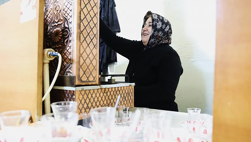 Eşini kaybedince çay ocağının başına geçti