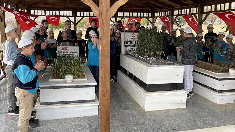 Fethi Sekin'in kabrine doğum gününde ziyaret