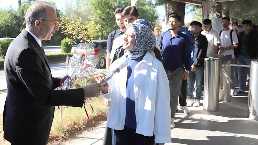 Fırat Üniversitesi kapılarını çiçeklerle açtı