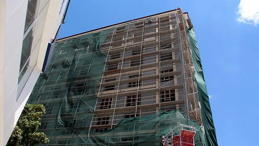 Gazi Caddesi'nde intihar olayı paniği