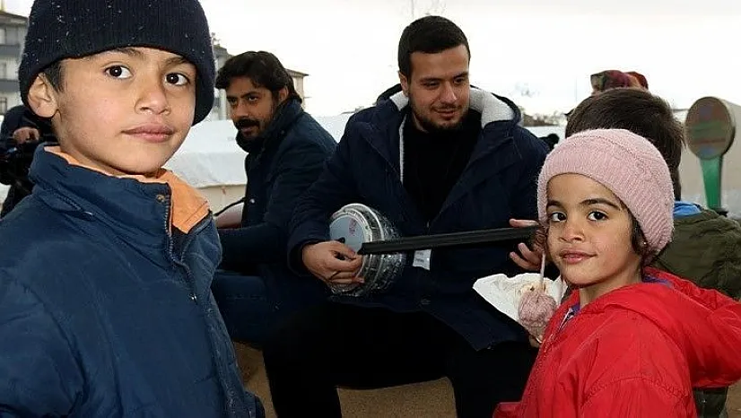 Gönüllü öğretmen kardeşler, depremzede çocukları mutlu ediyor