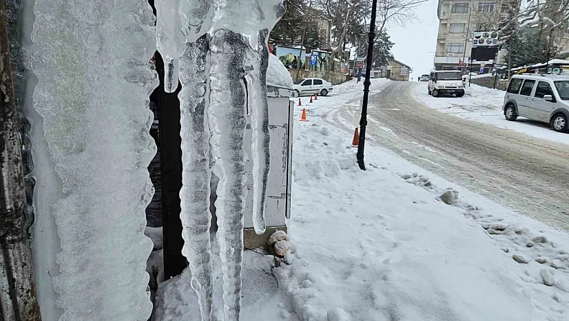 Çatılarda buz sarkıtları oluştu