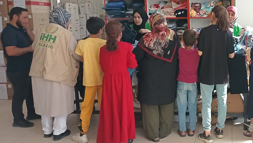 İHH'dan yetim ve muhtaç ailelere kıyafet yardımı