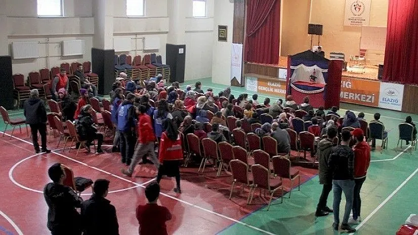 İHH depremzede çocukların yaralarını sarıyor