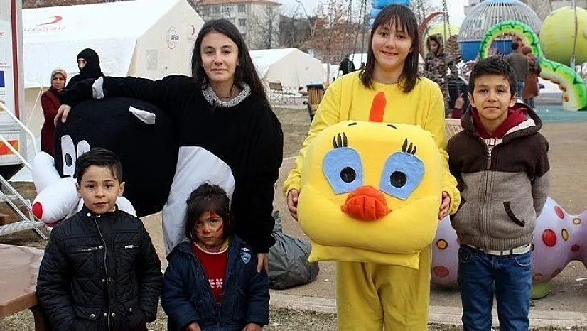 İki kardeş depremzede çocukların yüzünü güldürüyor