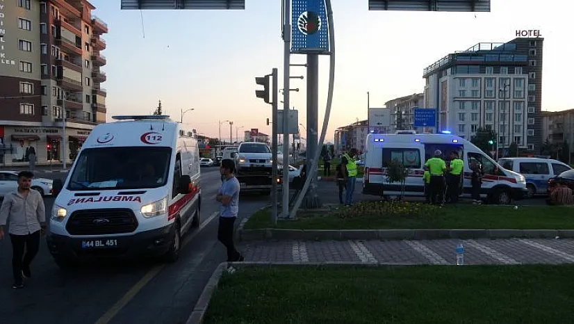 İki otomobil kavşakta çarpıştı