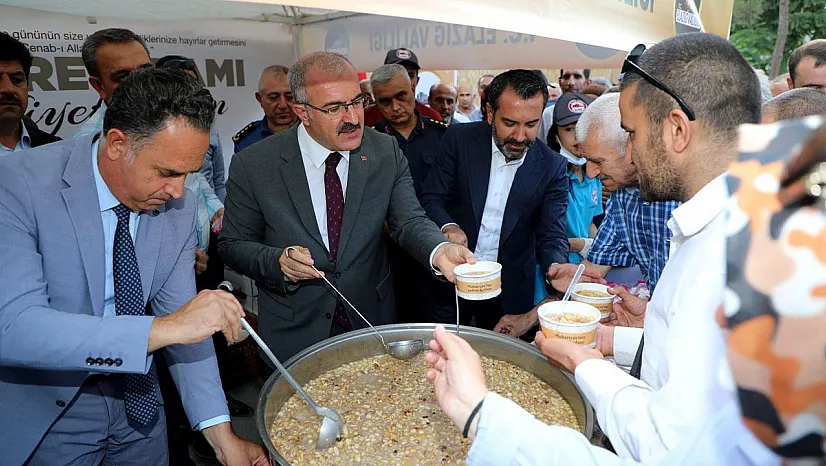 İl Protokolünden vatandaşlara aşure ikramı