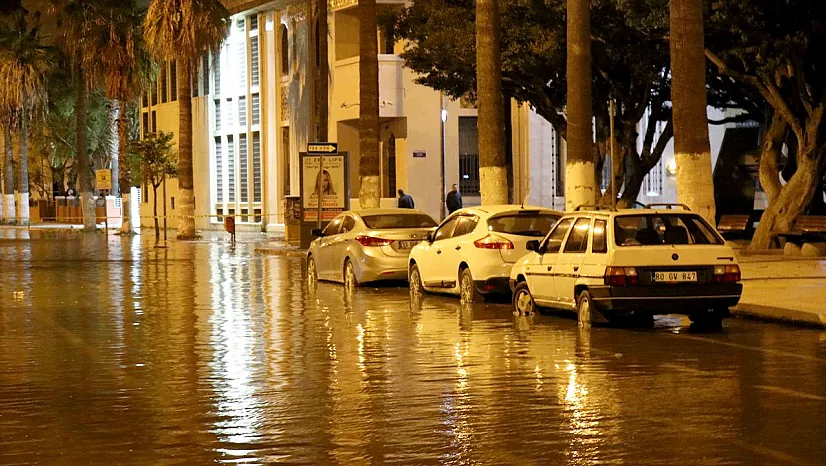 İskenderun'da deniz taştı