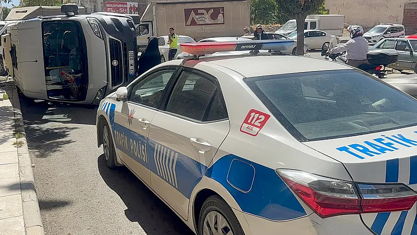Kamyonet ile çarpışan yolcu minibüsü devrildi