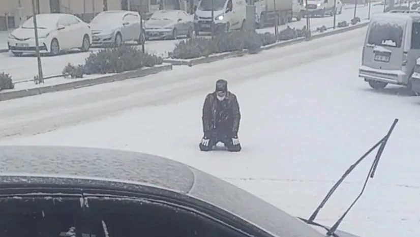Kar yağışını görünce secde etti