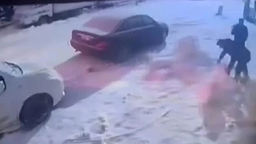 Kardan adama kafa attı