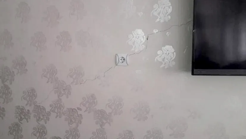 Kovancılar'daki deprem çatlaklara sebep oldu