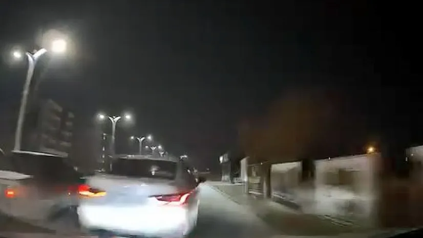 Makas atıp araca çarptı olay yerinden kaçtı