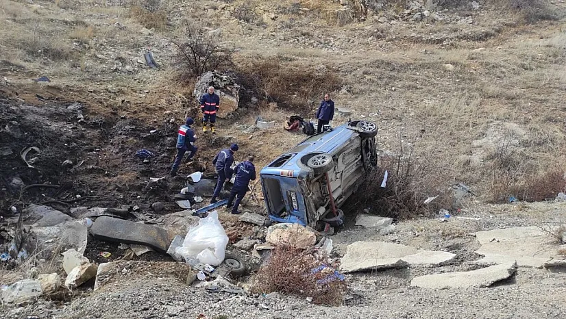 Malatya'da araç şarampole yuvarlandı! Ölü ve yaralılar var