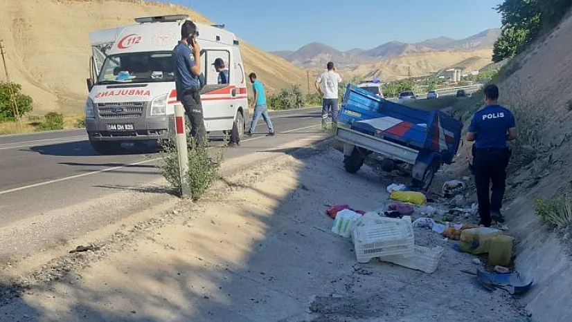 Malatya'da tarım aracı devrildi