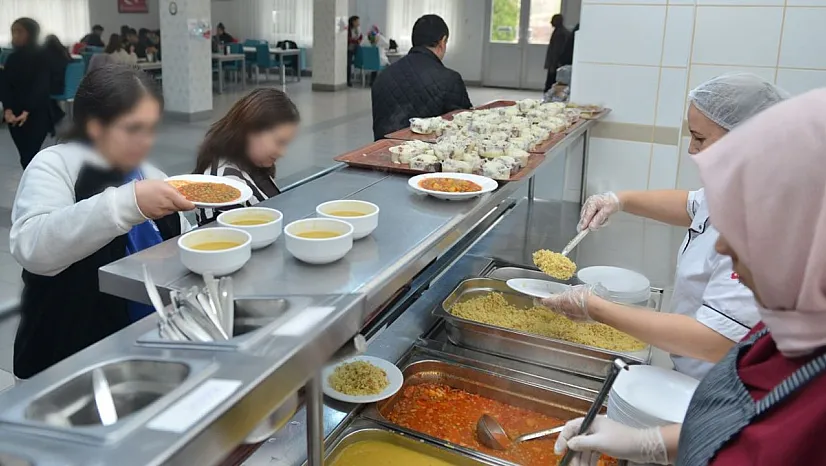Öğrenciler ücretsiz yemek imkanından faydalanıyor