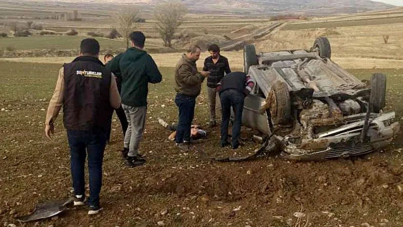 Otomobil tarlaya uçtu, yaralılar var!