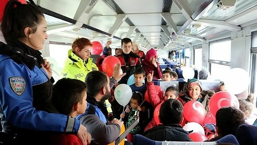 Polis vagonlarda kalan depremzede çocukları sevindirdi