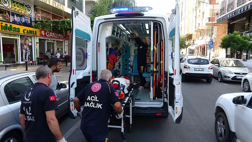 Silah tutukluk yapınca dipçiğiyle birbirini vurdular