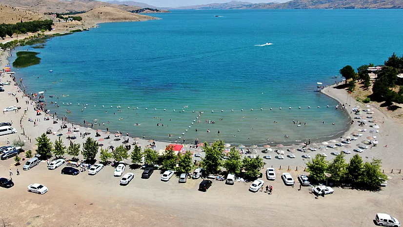 Tatilciler Hazar Gölü'ne akın etti