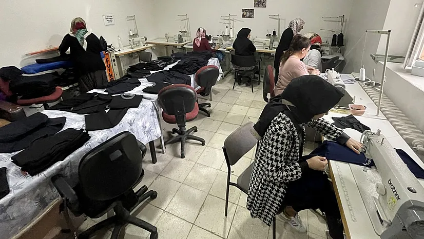 Usta öğreticiler ve kursiyerler, depremzedeler için kolları sıvadı