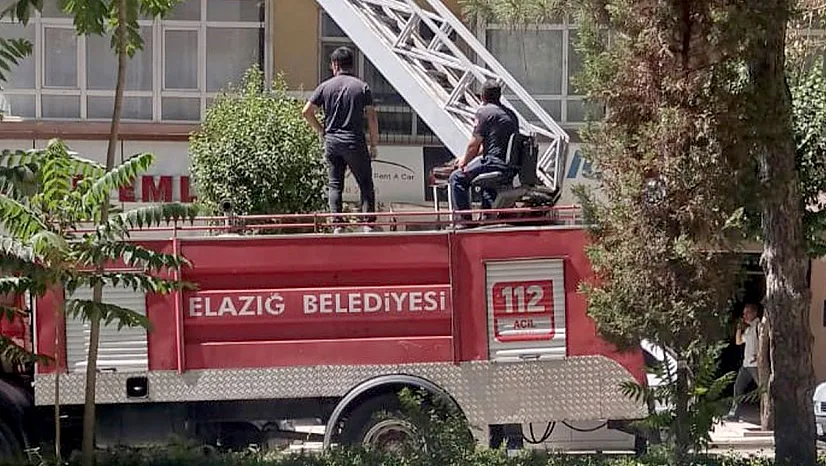 Yaşlı vatandaşı ekipler balkondan kurtardı